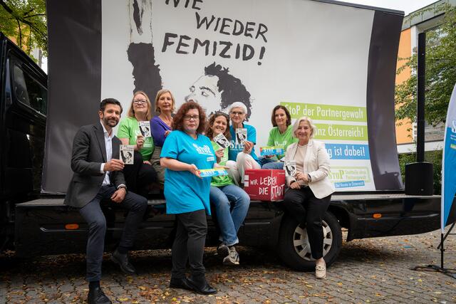 Das Projekt „StoP – Stadtteile ohne Partnergewalt“ wird in Salzburg um einen weiteren Standort erweitert: Nun wird auch Itzling in die Gewaltprävention einbezogen. V.l.n.r.: Abteilungsvorstand Soziales Patrick Pfeifenberger, Susanne Imhof (BWS Liefering), Antje Kindler-Koch, Doris Wlczek-Spanring (SToP-Koordination Stadt Salzburg), Eva Keyser (BWS Salzburg Süd), Maria Rösslhumer, Birgit Radwanovsky und Stadträtin Andrea Brandner. | Foto: Stadt:Salzburg - Alexander Killer