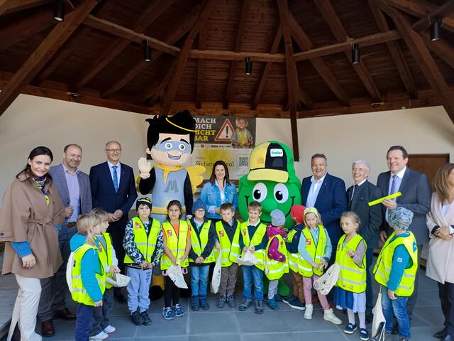 Kinder der VS Schönberg bei der symbolischen Übergabe der Schulstartpakete durch die Verantwortlichen. | Foto: Verein Sicheres Tirol