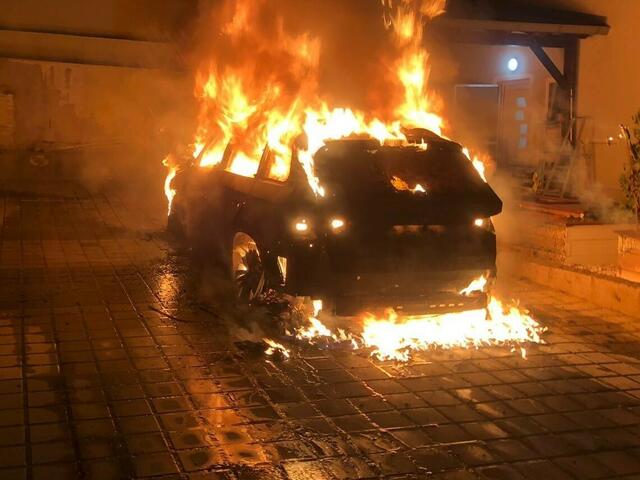 Das Fahrzeug stand in Vollbrand | Foto: LPD NÖ/LKA