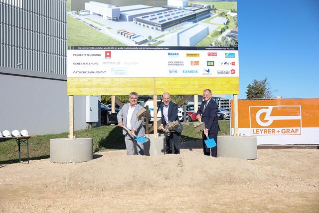 Spatenstich für den Ausbau des TGW-Hauptstandortes in Marchtrenk: Bürgermeister Paul Mahr, CEO Henry Puhl und LH Thomas Stelzer griffen zu den Schaufeln. | Foto: TGW
