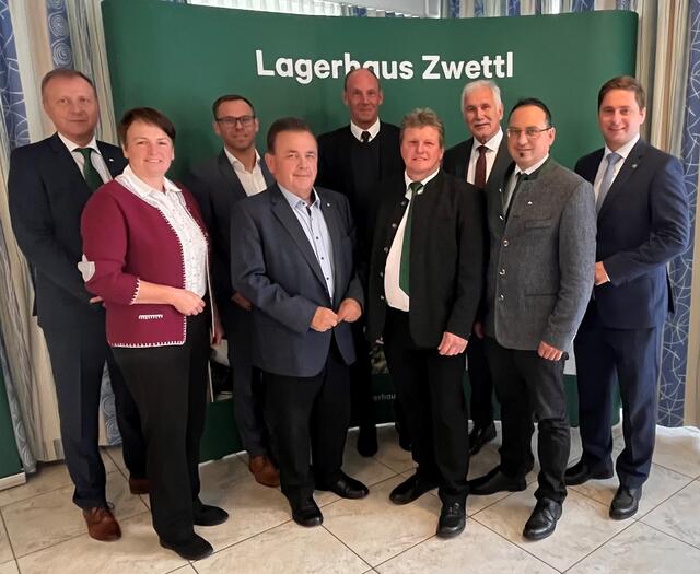 GF Wolfgang Gwiß, Andrea Wagner (Vizepräsidentin LK Niederösterreich), Revisor Ing. Franz Leidler, Vorsitzender d. Aufsichtsrates LAbg. ÖkR Franz Mold, Mag. Alexander Pilarski (RWA Verbund- und Unternehmensentwicklung), Obmann Erich Fuchs, KR Mag. Gerhard Preiß (Obmann Raiffeisenbank Region Waldviertel Mitte), GF Ing. Wolfgang Häusler, Abgeordneter zum Nationalrat Lukas Brandweiner (v.l.). | Foto: Lagerhaus Zwettl