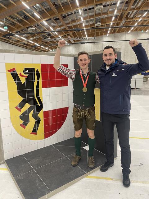 Die vielen gemeinsamen Vorbereitungsstunden nach der Arbeit haben sich ausgezahlt: Florian Gruber und Andreas Stiegler hatten bereits bei den österreichischen Meisterschaften der Berufe im Herbst 2023 (Goldmedaille) allen Grund zur Freude. | Foto: Wieser Handwerk