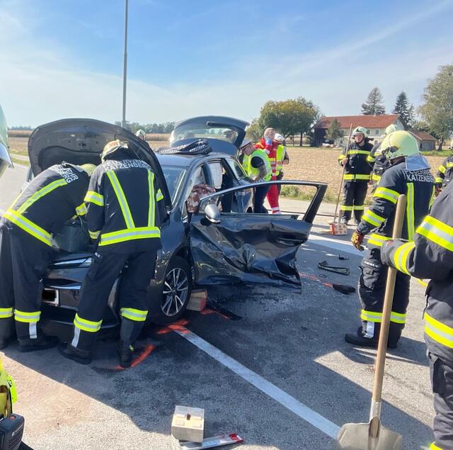 Die Fahrzeuge wurden beim Unfall massiv beschädigt. | Foto: FF Katzenberg