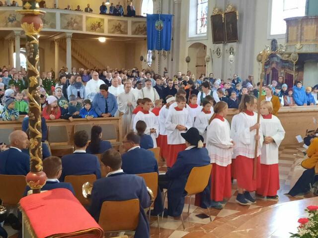 In der Kirche bot sich den Gläubigen ein prächtiges Bild. | Foto: Pfarre Tannheim/Renate Ebentheuer