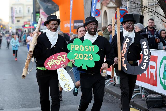Glücksbringer dürfen beim Laufklassiker zum Jahreswechsel natürlich auch nicht fehlen. | Foto: GEPA pictures