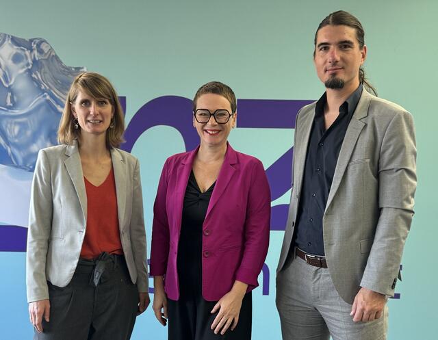 Marianne Bügelmayer-Blaschek (AIT), Klimastadträtin Eva Schobesberger und Johannes Horak, Abteilungsleiter Stadtklimatologie und Umwelt (v.l.n.r.).
| Foto: Stadt Linz