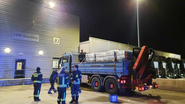 Abholung Mineralwasser durch die Feuerwehr bei Vöslauer. | Foto: WLV