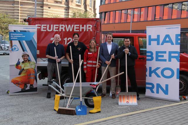 Gerhard Bauer (Firma Haberkorn), Leo Schmuckenschlager (Freiwillige Feuerwehr Klosterneuburg), Antonia Filka (Rotes Kreuz Bezirksstelle Klosterneuburg/Tulln), Florian Havel (Stadtrat Einsatzorganisationen der Stadtgemeinde Klosterneuburg) und Karl Svoboda (Haberkorn &amp; Mitglied Freiwillige Feuerwehr Klosterneuburg). | Foto: Haberkorn