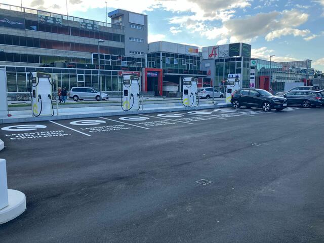 SMATRICS EnBW Schnellladestationen mit bis zu 400 kW beim Designer Outlet Salzburg in Wals-Himmelreich. | Foto: SMATRICS EnBW