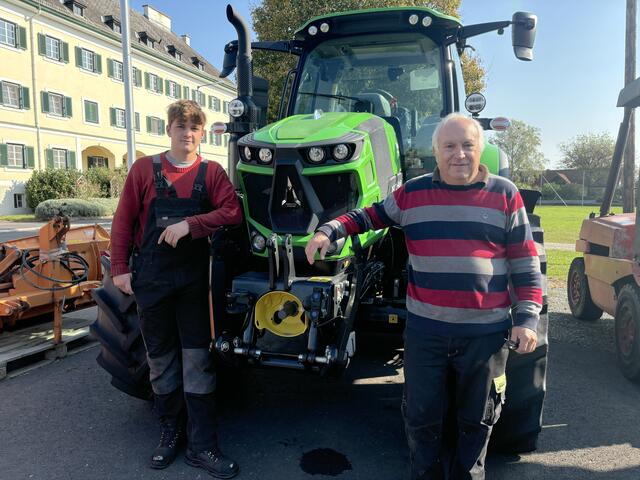 Enkelsohn Tobias Janosch aus Mogersdorf ist bei seinem Opa Karl Gerencser in der Ausbildung zum Landmaschinentechniker.  | Foto: Elisabeth Kloiber