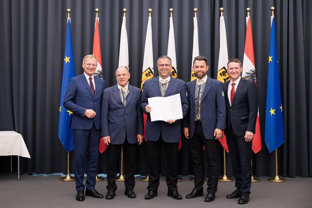 3. Ehrung für die Stadtkapelle Kirchdorf an der Krems. Von links: Landeshauptmann Thomas Stelzer, Karl Bucheger, Martin Buchegger, Manuel Buchegger  und Hermann Pumberger (Präsident des OÖ Blasmusikverbandes)


it Obmann Martin Buchegger (3.v.li.) | Foto: Land OÖ/Antonio Bayer