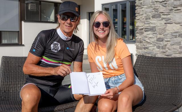 Gewinnübergabe von Franz Venier an Anna Peskoller