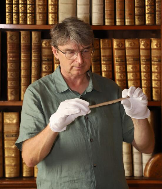 Stiftsbibliothekar Friedrich Buchmayr mit dem neu entdeckten "Iwein"-Fragment | Foto: Franz Reischl