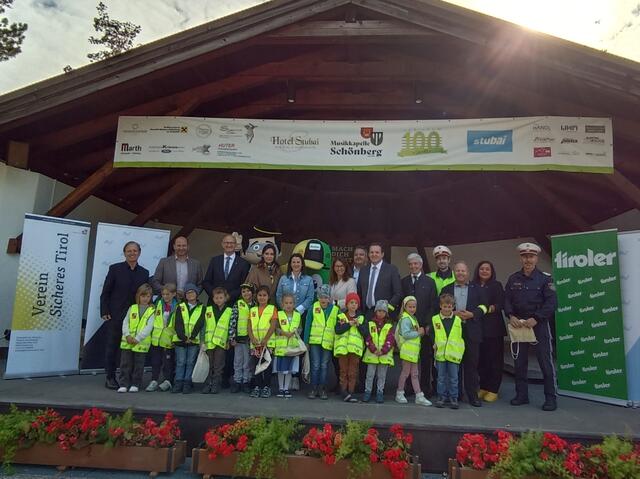 Kinder der VS Schönberg bei der symbolischen Übergabe der Schulstartpakete durch die Verantwortlichen. | Foto: Verein Sicheres Tirol