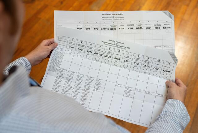 Bei der Nationalratswahl stehen elf Parteien zur Wahl. Für die Briefwahl kann die Wahlkarte nur noch heute beantragt werden. | Foto:  GEORG HOCHMUTH / APA / picturedesk.com