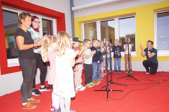 Auch die Kindergartenkinder mit Kindergartenleiter Tobias  Mayrhofer präsentierten ein Ständchen.  | Foto: Helmut Eder