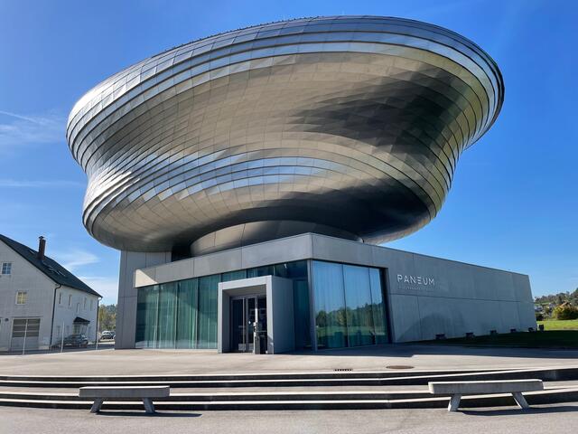 Das architektonisch besondere Bauwerk ist bereits von der Autobahn aus zu erkennen. | Foto: Losbichler
