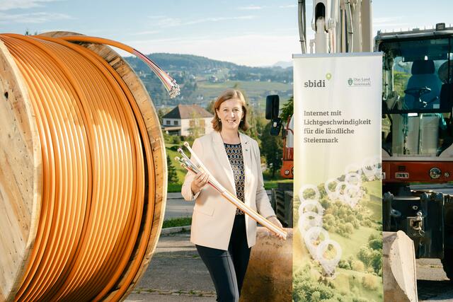 Wirtschaftslandesrätin Barbara Eibinger-Miedl freut sich über den Start des dritten Breitband-Calls seitens des Bundes. | Foto: sbidi/Fabian Hasler