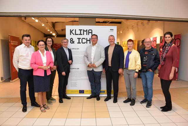  Ing. Hannes Grubner, MAS (Leiter des CCA), Bildungsgemeinderätin Helga Seibezeder, Umweltgemeinderätin Michaela Pfaffeneder, Dr. Herbert Greisberger (Geschäftsführer eNu), Bürgermeister Christian Haberhauer, Vizebürgermeister und Umweltstadtrat Dominic Hörlezeder, Gemeinderätin Birgit Kern, Baustadtrat Bernhard Wagner und Mag. Sylvia Bartl (Projektleiterin KLARA). | Foto: Stadt Amstetten