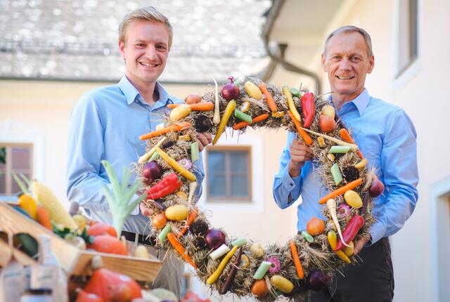 Biopionier Christian Stadler (rechts) mit seinem ältesten Sohn Paul. | Foto: Morgentau