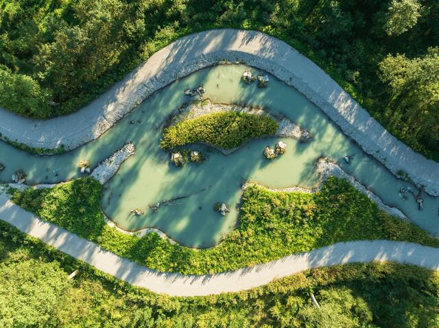Der Umgehungsfluss hat eine Breite von fünf bis acht Metern und ist wie ein natürlicher Fluss konzipiert. | Foto: Verbund/Johannes Wiedl