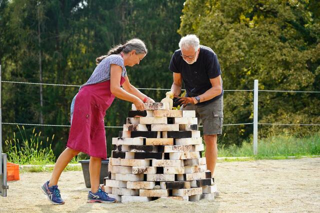 Lena und Franz Kremser beim Aufbau des Ofens für den aufwendigen Koksbrand | Foto: Kremser