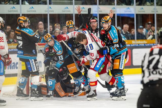Die Black Wings halten physisch voll dagegen, leisten sich aber in der Defensive zu viele Schnitzer.  | Foto: BWL/Eisenbauer