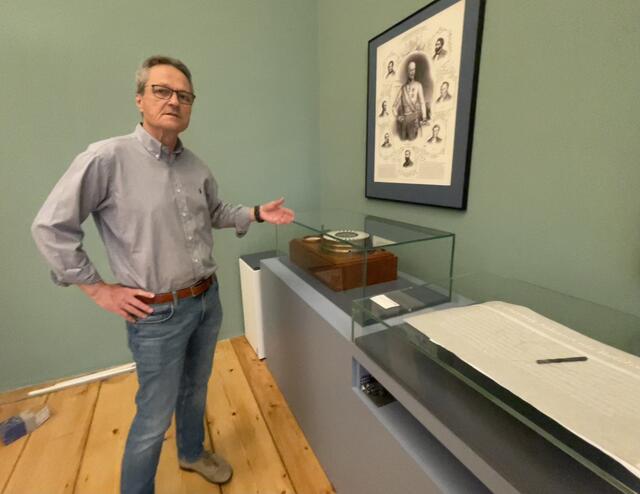 Museumsleiter Karlheinz Wirnsberger vor dem im Original erhaltenen historischer Zeigertelegraf  zur Übermittlung der Wahlergebnisse. | Foto: Susanne Veronik