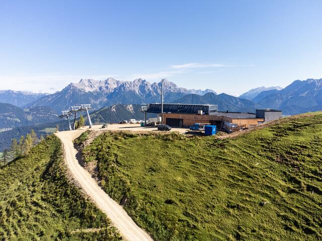 Die Bergstation im Holzschindel-Design fügt sich bereis vor ihrer Fertigstellung perfekt in die Landschaft ein. | Foto: Bergbahnen Fieberbrunn