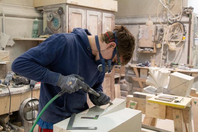 Steinmetz Felix Stitz bei der Arbeit in der Dombauhütte des Linzer Mariendoms. | Foto: Diözese Linz