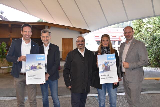 TVB-Obmann Adrian Siller mit Bgm. Johann Deutschmann (Fulpmes), Bgm. Peter Lanthaler (Telfes), GR Alexandra Erhard (Schönberg) und Planungsverbandsobmann Bgm. Daniel Stern (Mieders) (v.l.n.r.)  | Foto: Kainz