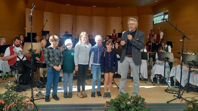 Toni Gutheinz vom Hilfsverein dankte den Schüler:innen. | Foto: Pfarre Tannheim/Renate Ebentheuer
