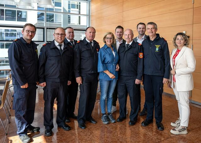 Bei der Kommando-Übergabe: Abschnittsfeuerwehr-Kommandant Mateusz Fryn, Betriebsfeuerwehr-Kommandant-Stellvertreter Fabian Zeller, Verwalter Erwin Krumböck, Ehrenkommandant Karl Enzinger, Landeshauptfrau Johanna Mikl-Leitner, Landtagsabgeordneter Florian Krumböck, Betriebsfeuerwehr-Kommandant Erich Schilcher, LAD 3-Leiter Christoph Reiter Havlicek, Bezirksfeuerwehrkommandant Georg Schröder und Sonja Strauß, Vorsitzende der Dienststellenpersonalvertetung | Foto: NLK Pfeffer