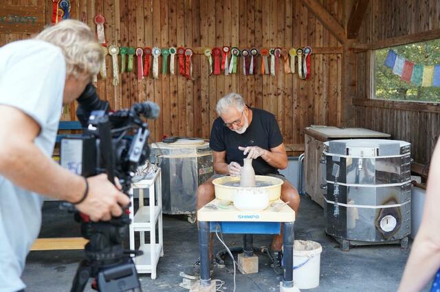 Film ab: Franz Kremser an der Töpferscheibe seiner Frau Lena in St. Ulrich im Greith | Foto: Kremser