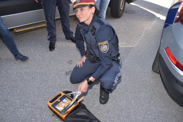 Seit 2024 ist jede Polizeidienststelle in Tirol mit mobilen Defibrillatoren ausgestattet, die während des Streifendienstes mitgeführt werden.  | Foto: MeinBezirk
