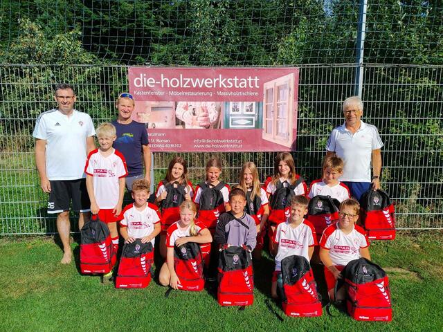 Übergabe der neuen Rucksäcke durch Hans Hatzmann an die Trainer und Kinder U12 der Union St. Roman | Foto: Union St. Roman