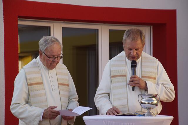 Die Gebäude segneten Pfarrer Martin und Pfarrer Johannes. 