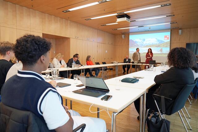 Vertretungen der SchülerInnen, Eltern, LehrerInnen und DirektorInnen sowie die Bildungsdirektion für Tirol kamen zu einem gemeinsamen Bildungsgipfel zusammen. | Foto: © Land Tirol/Hörmann