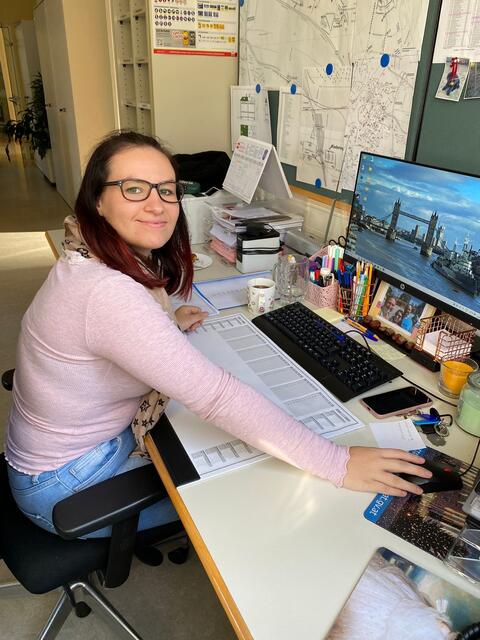 Nina Cservek ist seit Juli 2023 bei der Stadtgemeinde Schwechat angestellt. Sie erzählt über ihre täglichen Aufgaben. | Foto: Privat