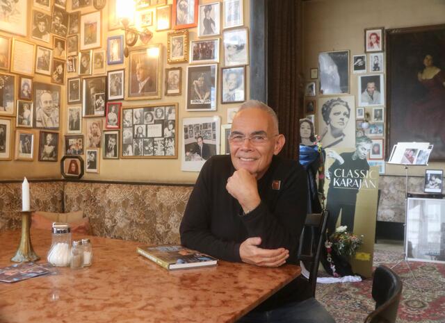 Peter Jansky vor seiner "Wall of Fame" mit Bildern aus der Welt der Oper. Viele der Künstler wurden von Gästen zu guten Freunden.
	
 | Foto: Ulrike Kozeschnik-Schlick
