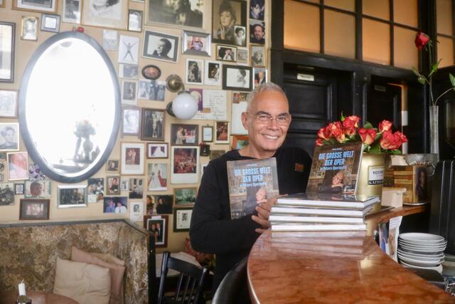 Auf 160 Seiten verrät Peter Jansky, wie sein Operncafé zum Treffpunkt des Who’s who der Opernwelt geworden ist. | Foto: Ulrike Kozeschnik-Schlick