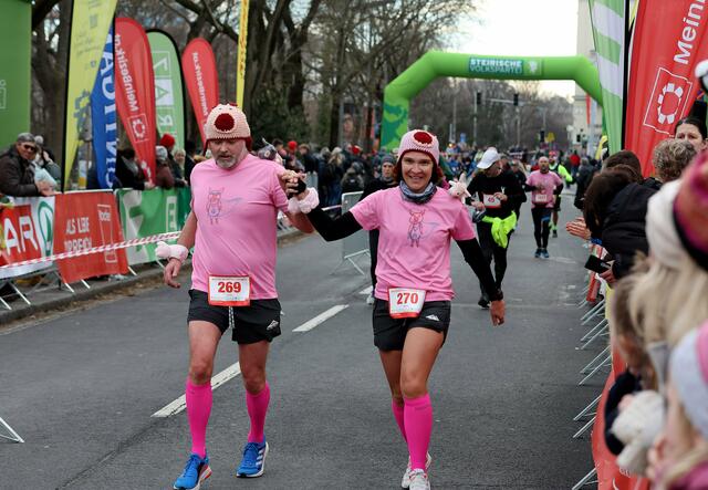 Flink in pink: Auch tierische Sportskolleginnen und -kollegen waren beim letzten Lauf des Jahres am Start. | Foto: GEPA pictures