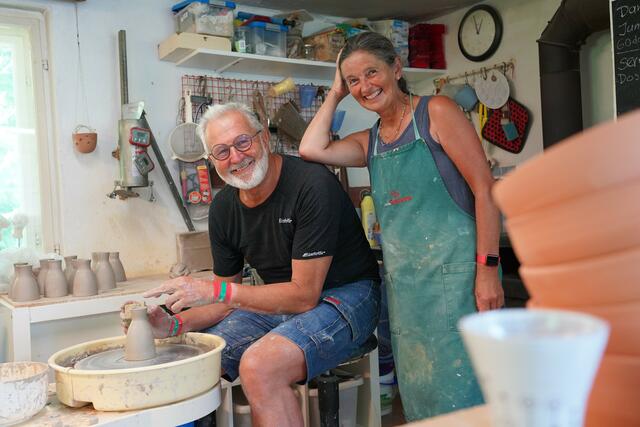 Franz und Lena Kremser in ihrem Atelier in St. Urlich im Greith | Foto: ServusTV / Degn Film
