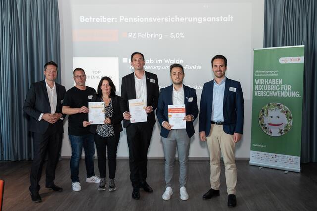 Auszeichnung für Reha-Zentren der PV für die Reduzierung von Lebensmittelabfällen; v.l.n.r.: Jürgen Czernohorszky (Amtsführender Stadtrat für Klima, Umwelt, Demokratie und Personal), Küchenleiter Gernot Granitzer (PV Reha-Zentrum Alland), Andrea Simonitti (PV Reha-Zentrum Alland), Abteilungsleiter Markus Reisenbauer (Abteilungsleiter Eigene Einrichtungen und Medizin Informatik) – stellvertretend für das PV Reha-Zentrum Laab im Walde, VL-Stv. Oliver Mandreko-Oboril, MA (PV Reha-Zentrum Felbring), Christoph Wiederkehr (Vizebürgermeister und Amtsführender Stadtrat für Bildung, Jugend, Integration und Transparenz). | Foto: Daniel Auer