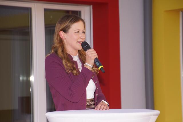 Jugendstaatssekretärin Claudia Plakolm bestärkt: „Mit der Eröffnung der neuen Volksschule und der Krabbelstube trägt die Gemeinde gemeinsam mit Land und Bund dazu bei, dass es auch in St. Veit ein super Umfeld für die Kinder, Schüler und Pädagogen gibt.“