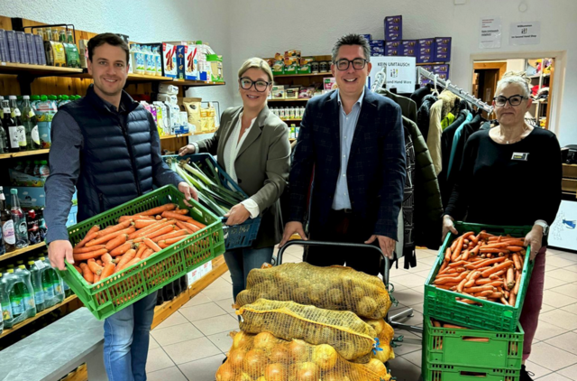 Lindner, Berger und Staudacher bei der "Gemüseübergabe". | Foto: Privat