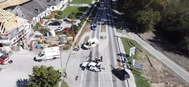 Einsatzkräfte von Rotem Kreuz und Feuerwehr bei der Bergung der Unfallfahrzeuge nach dem Frontalzusammenstoß auf der B3 in Luberegg. | Foto: DOKU NÖ
