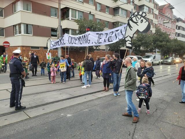 Rund 50 Anrainerinnen und Anrainer demonstrierten. | Foto: Ottakring für alle Sicher bewegt!