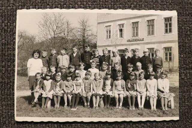 BRAV sitzen wir da,
teilweise in unseren Kleiderschürzen.
Unsere Lehrerin Irene Scherfler hatte es sicher nicht leicht so eine große Klasse zu betreuen.
Hat mich schon jemand entdeckt?...😉
