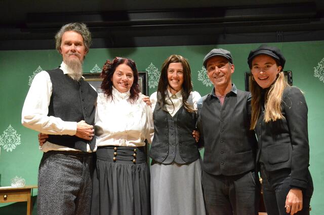 Der neue "Dorfschreiber von Telfs", Charles Dickens (Thomas Lackner), mit dem besten, viktorianischen Bücherei-Duo der Welt (Nadja Fenneberg und Maria Waldhart), dem versiertesten Drehorgler von Telfs bis Landport, Frajo Köhle, und der charmantesten, politischen Vertreterin für Kunst und Kultur, Theresa Schromm.